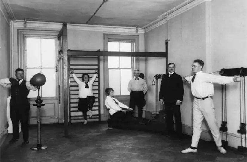 Swedish institute history. Students exercising in a gym