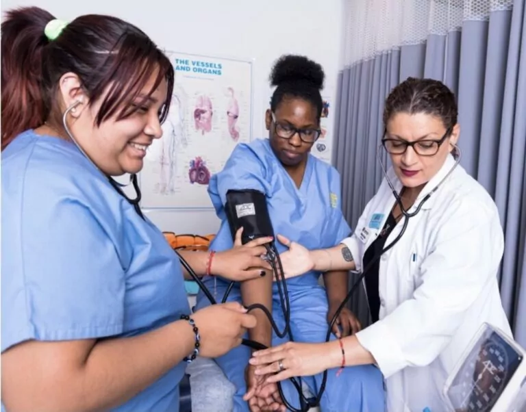 The Difference Between an Administrative and Clinical Medical Assistant Program