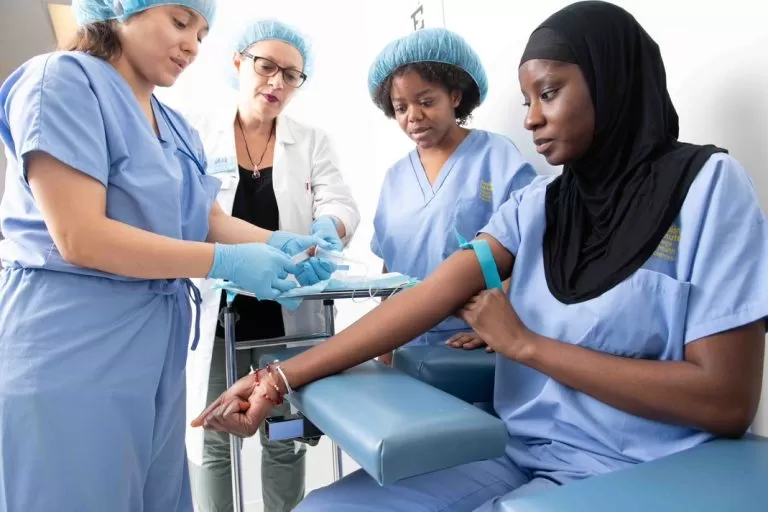 3 Pros and Cons of Work as a Medical Assistant